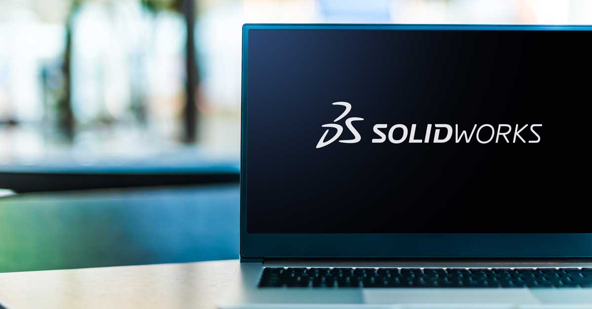 Bærbar med SolidWorks logo på skærmen i et kontormiljø.